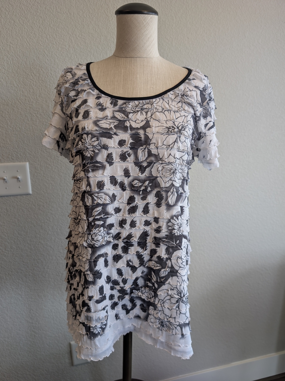 Lavish Women's Sz XL White & Black Floral Ruffle Shirt Blouse